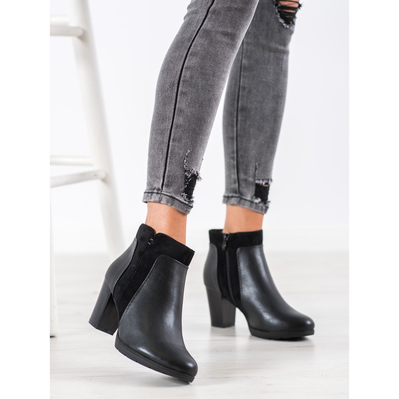 SHELOVET Bottes sur un poteau noir 2