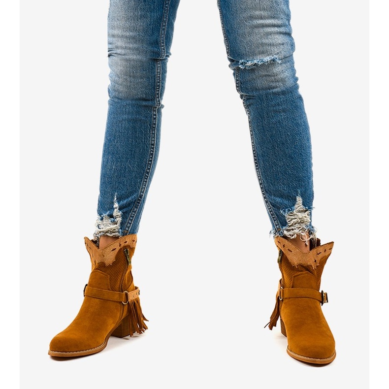 Bottines générationnelles en daim marron sur le poteau brun 1