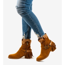 Bottines générationnelles en daim marron sur le poteau brun 2