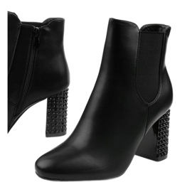 Bottines noires sur le poste Chardonnay le noir 1 Bottines noires sur le poste Chardonnay le noir 1