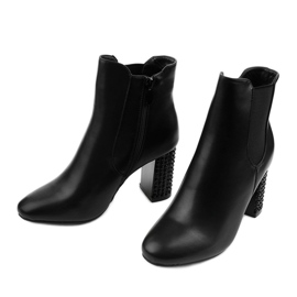 Bottines noires sur le poste Chardonnay le noir 2 Bottines noires sur le poste Chardonnay le noir 2