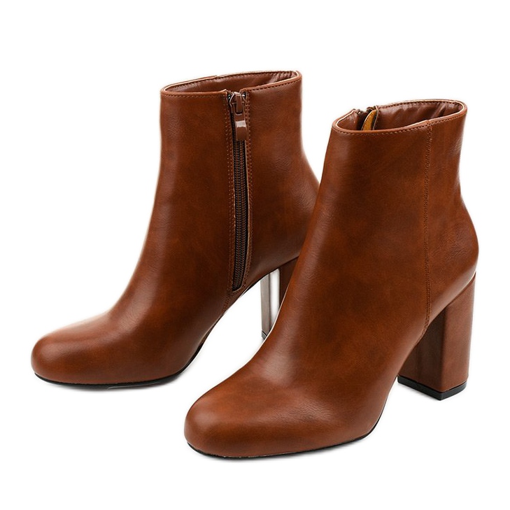 Bottes marron sur un poteau en éco-cuir Gawler brun 2 Bottes marron sur un poteau en éco-cuir Gawler brun 2