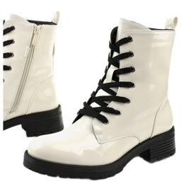 Boots laquées blanches de chez Slider 1