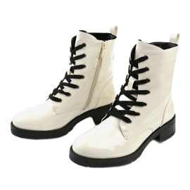 Boots laquées blanches de chez Slider 2