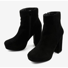 Bottines en daim noir sur le post Skye le noir 2