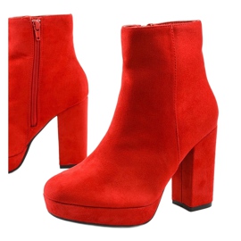Bottines en daim rouge sur le post Skye 1
