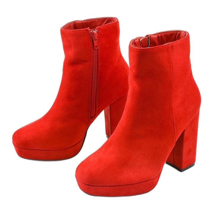 Bottines en daim rouge sur le post Skye 2
