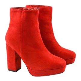 Bottines en daim rouge sur le post Skye 3