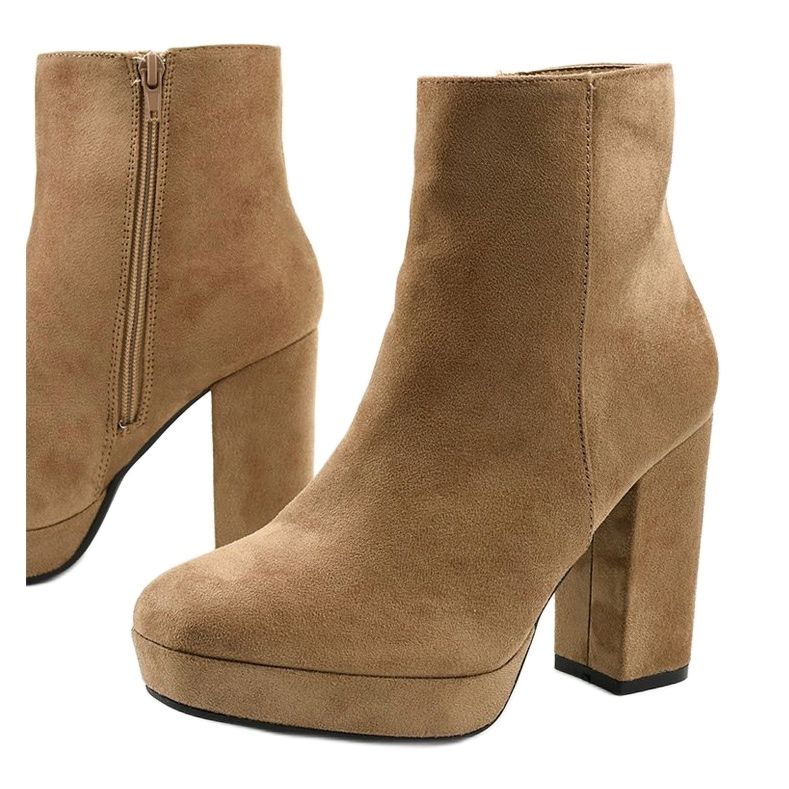 Bottines en daim beige sur le post Skye 1