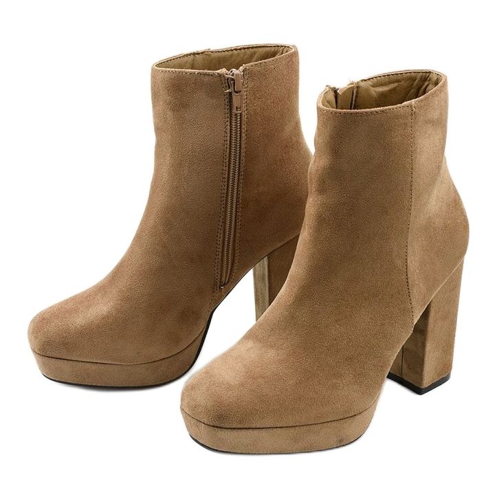 Bottines en daim beige sur le post Skye 2