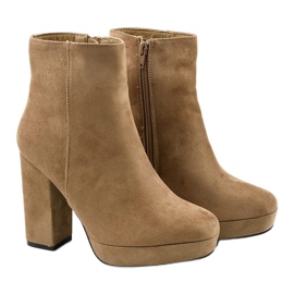 Bottines en daim beige sur le post Skye 3