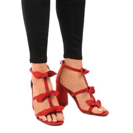 Sandales rouges sur le poteau 0354-8 1 Sandales rouges sur le poteau 0354-8 1