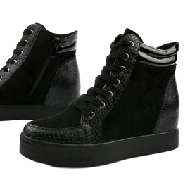Baskets noires sur le coin de Doreal le noir 1