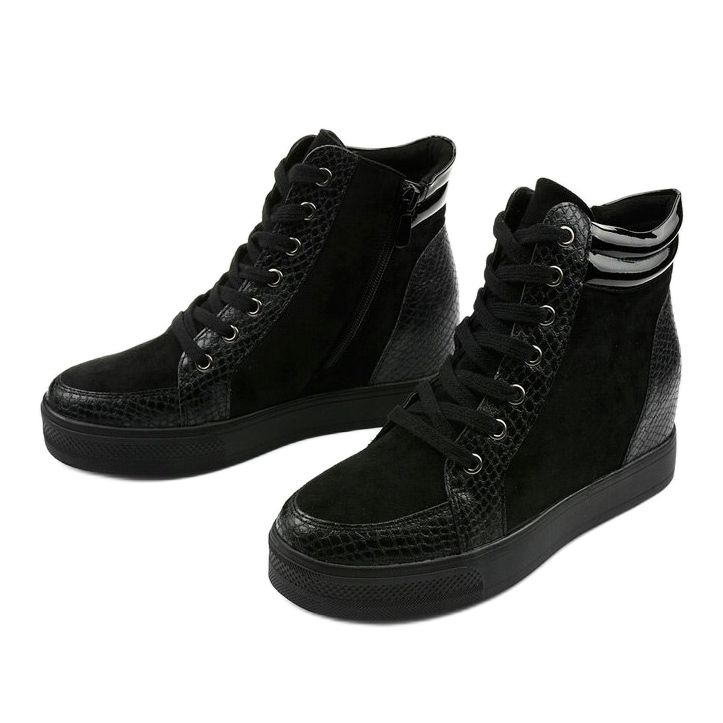 Baskets noires sur le coin de Doreal le noir 2 Baskets noires sur le coin de Doreal le noir 2