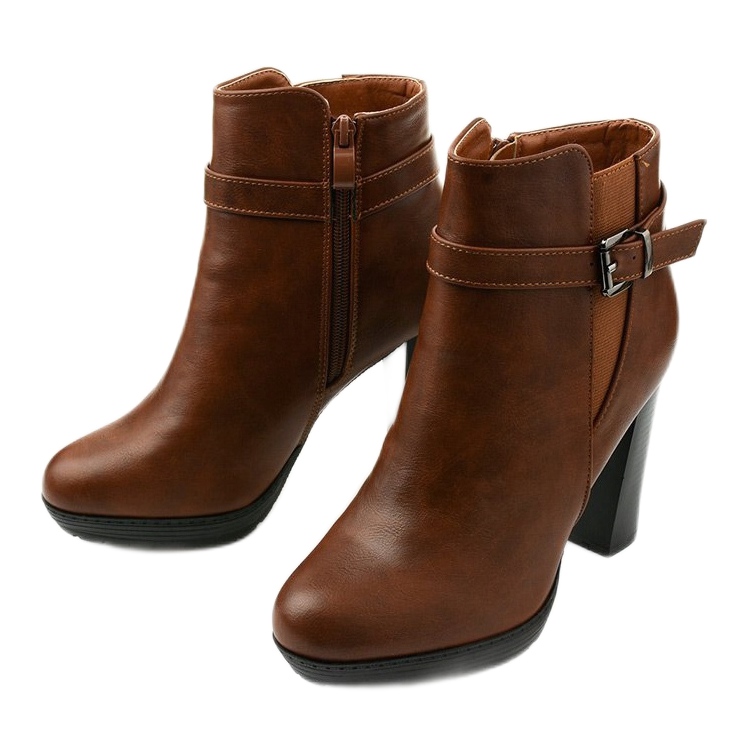 Bottes marron sur le poteau Lorelle brun 2
