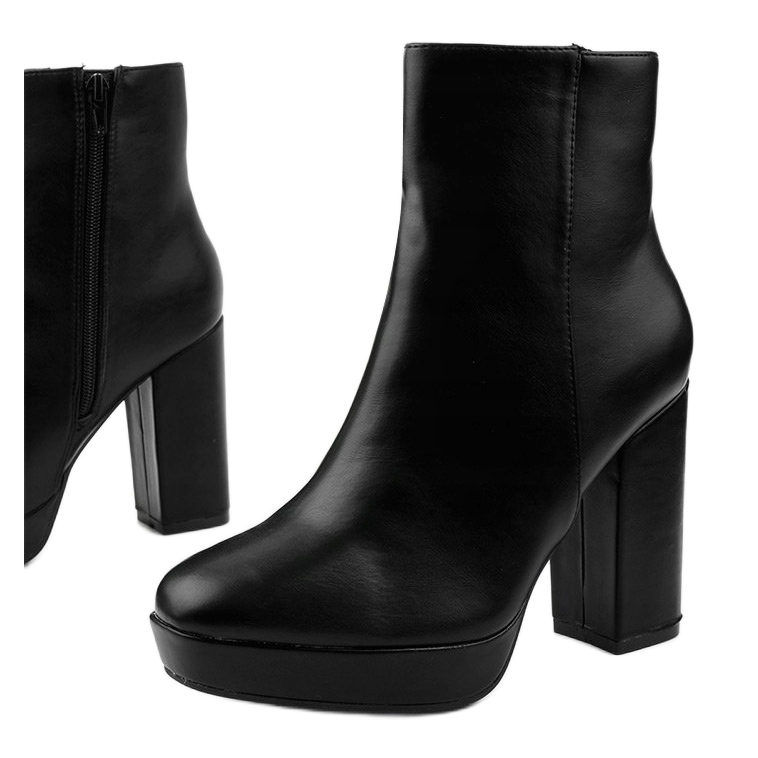 Bottes noires sur le poste Wintarish le noir 1