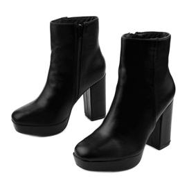 Bottes noires sur le poste Wintarish le noir 2