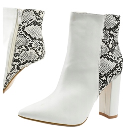 Des bottes blanches sur le post de Shyvia 1 Des bottes blanches sur le post de Shyvia 1