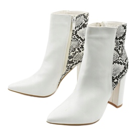 Des bottes blanches sur le post de Shyvia 2 Des bottes blanches sur le post de Shyvia 2