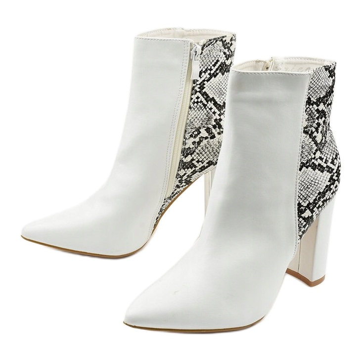 Des bottes blanches sur le post de Shyvia 2 Des bottes blanches sur le post de Shyvia 2