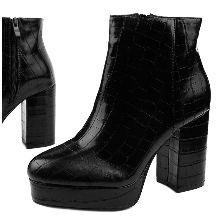 Bottines noires sur le poteau Usinaya 1