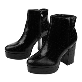 Bottines noires sur le poteau Usinaya 2