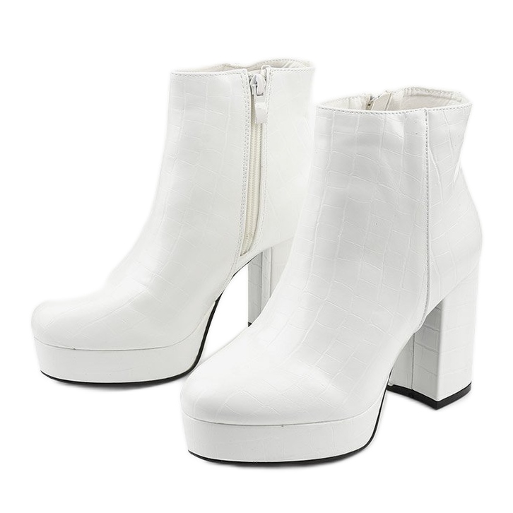 Bottes blanches sur le poste d'Usinaya 2