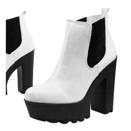 Bottines blanches sur le poteau Zellola 1