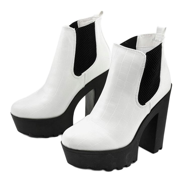 Bottines blanches sur le poteau Zellola 2