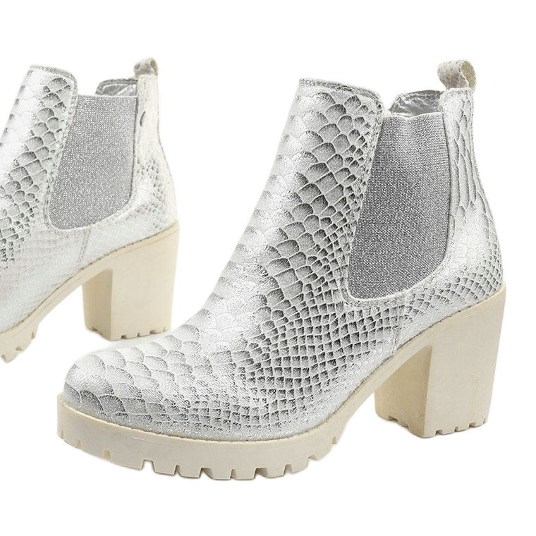 Bottes d'argent sur le poste Amar 1 Bottes d'argent sur le poste Amar 1