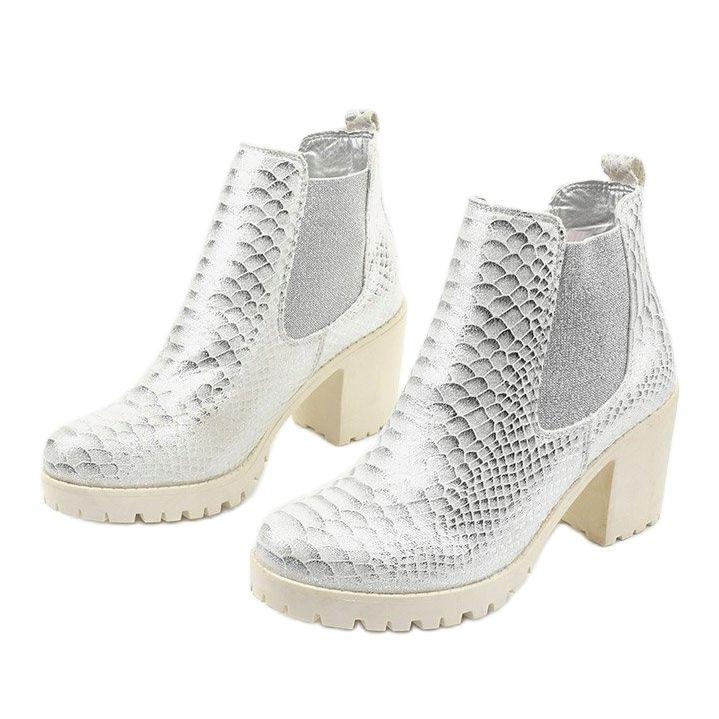 Bottes d'argent sur le poste Amar 2 Bottes d'argent sur le poste Amar 2