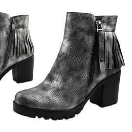 Bottes grises sur le poteau Amar 1 Bottes grises sur le poteau Amar 1