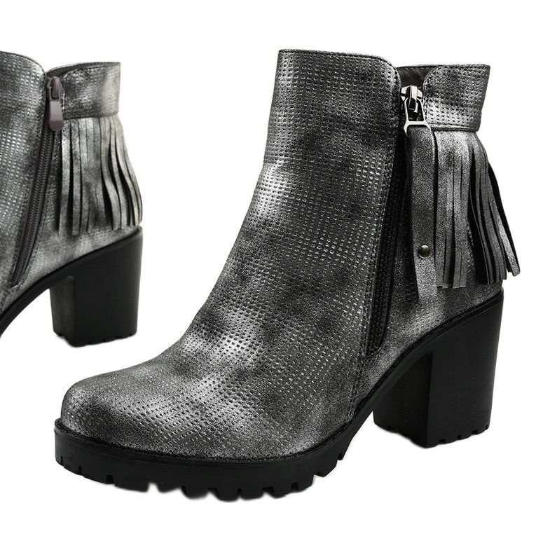 Bottes grises sur le poteau Amar 1 Bottes grises sur le poteau Amar 1