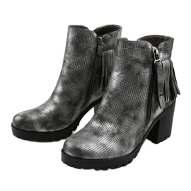 Bottes grises sur le poteau Amar 2 Bottes grises sur le poteau Amar 2