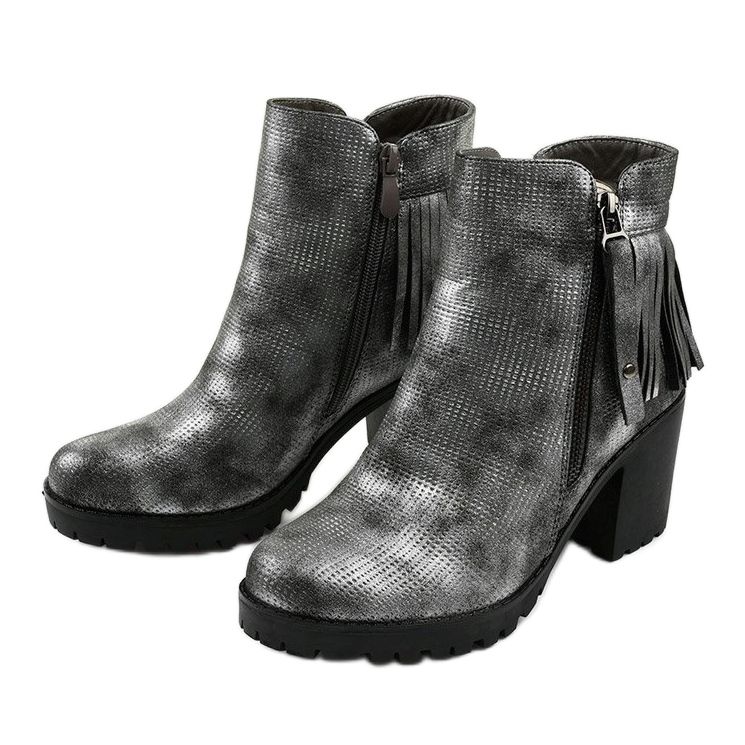 Bottes grises sur le poteau Amar 2 Bottes grises sur le poteau Amar 2