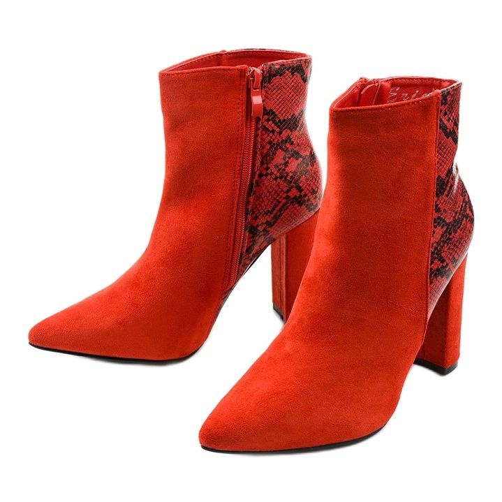 Bottes rouges sur le post Shyvia 2