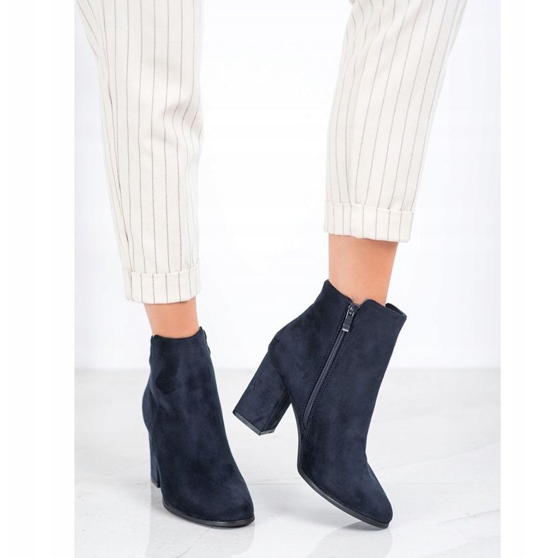 SHELOVET Bottes bleu marine sur un pilier 2