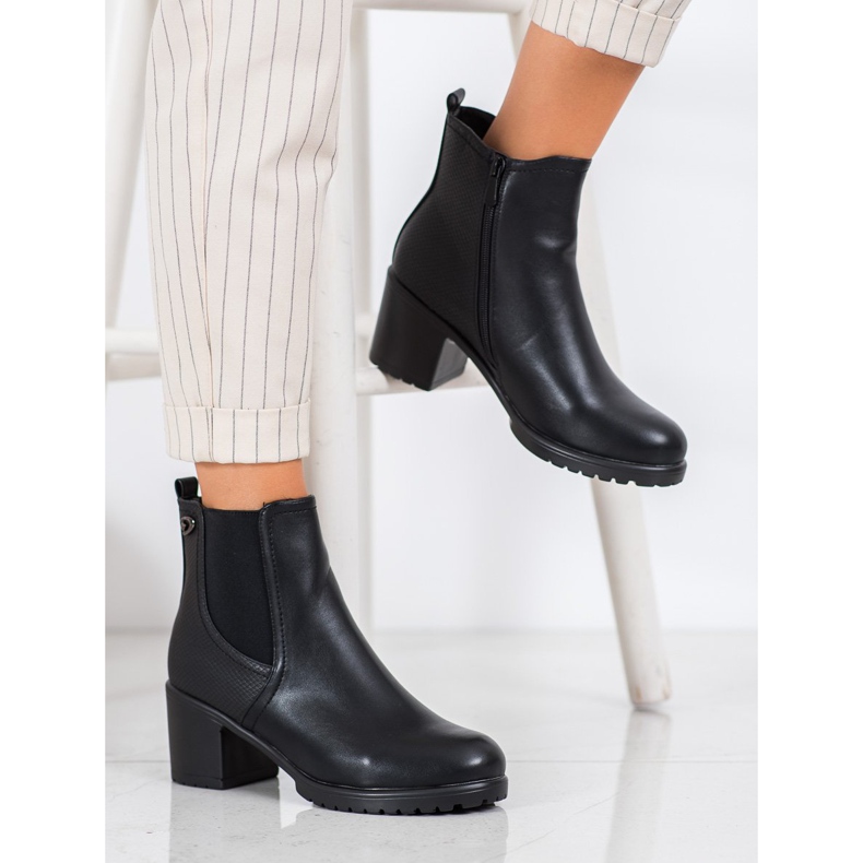 Bottes légères sur le poteau le noir 1 Bottes légères sur le poteau le noir 1