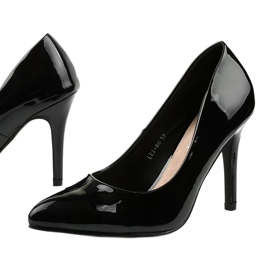 Escarpins noirs sur le poteau LEI-80 1