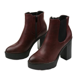 Boots bordeaux sur le post Merela le noir rouge 2 Boots bordeaux sur le post Merela le noir rouge 2