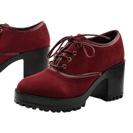 Bottines marron lacées sur un bloc Clearfall rouge 1