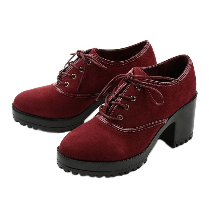 Bottines marron lacées sur un bloc Clearfall rouge 2