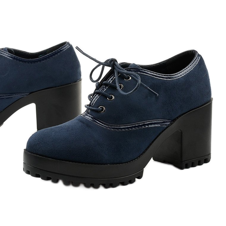 Bottines bleu marine lacées sur un bloc Clearfall 1 Bottines bleu marine lacées sur un bloc Clearfall 1