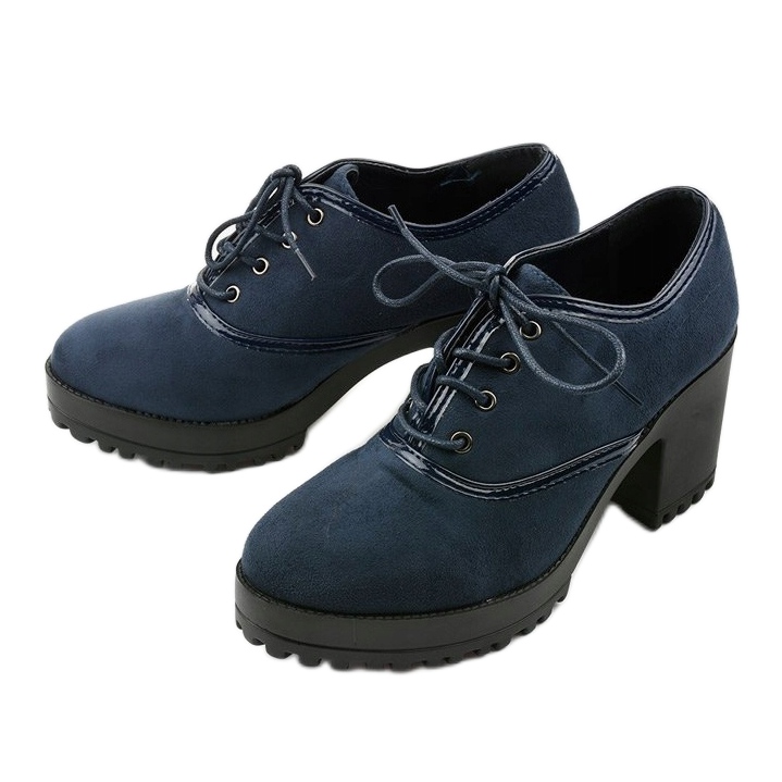 Bottines bleu marine lacées sur un bloc Clearfall 2