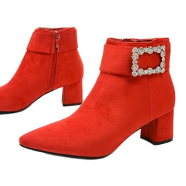 Bottines rouges sur le poteau avec la fermeture éclair Antipodes 1
