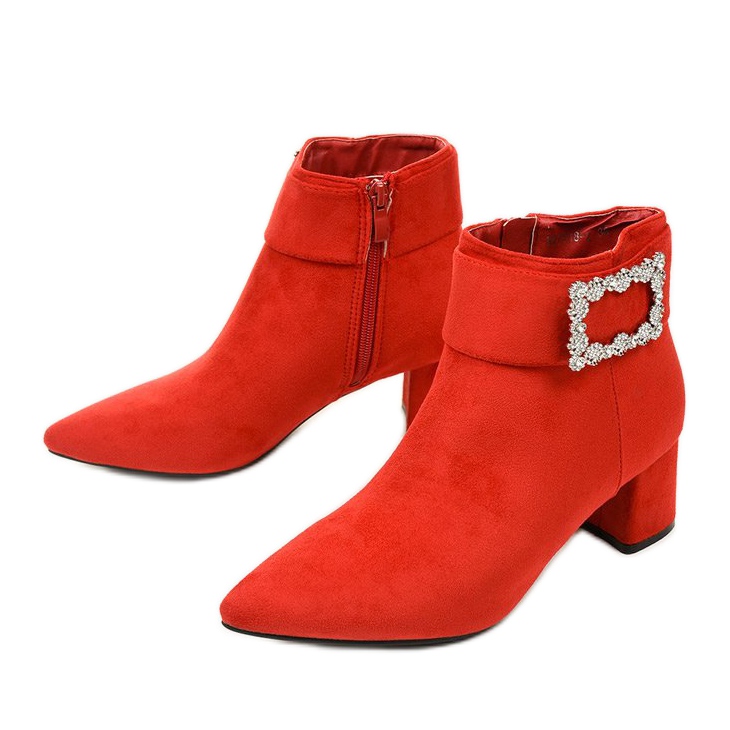 Bottines rouges sur le poteau avec la fermeture éclair Antipodes 2