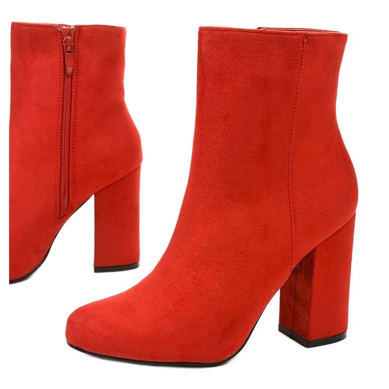 Bottines en daim rouge sur le poteau Wenonah 1