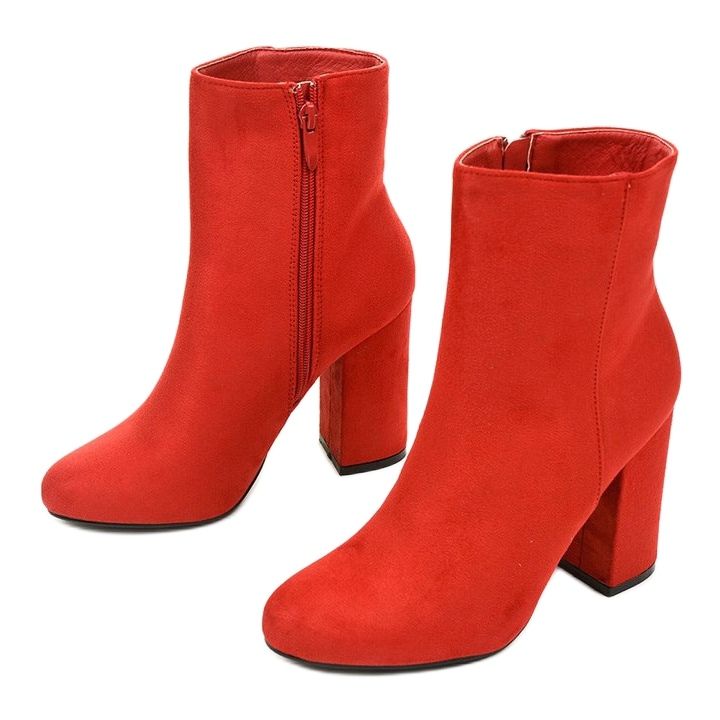 Bottines en daim rouge sur le poteau Wenonah 2