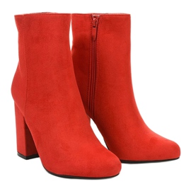 Bottines en daim rouge sur le poteau Wenonah 3