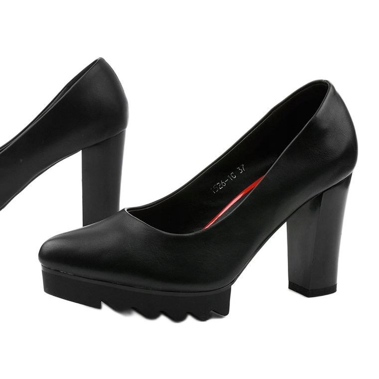 Escarpins noirs sur le poteau Silverbee 1